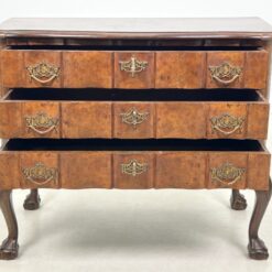 Barokinio stiliaus riešutmedžio komoda su trejais stalčiais 45x87x69 cm