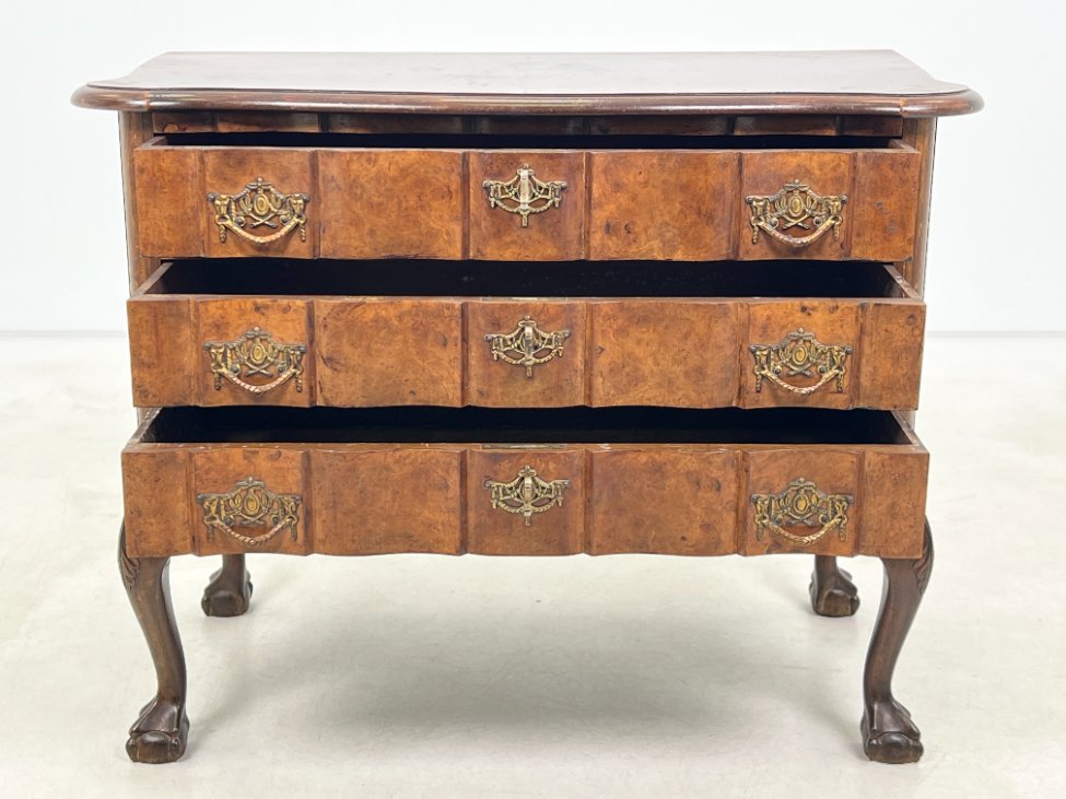 HK1131-komodos-6 Barokinio stiliaus riešutmedžio komoda su trejais stalčiais 45x87x69 cm