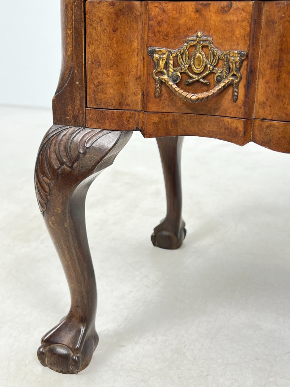 HK1131-komodos-7 Barokinio stiliaus riešutmedžio komoda su trejais stalčiais 45x87x69 cm