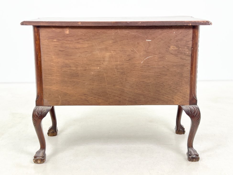 HK1131-komodos-8 Barokinio stiliaus riešutmedžio komoda su trejais stalčiais 45x87x69 cm