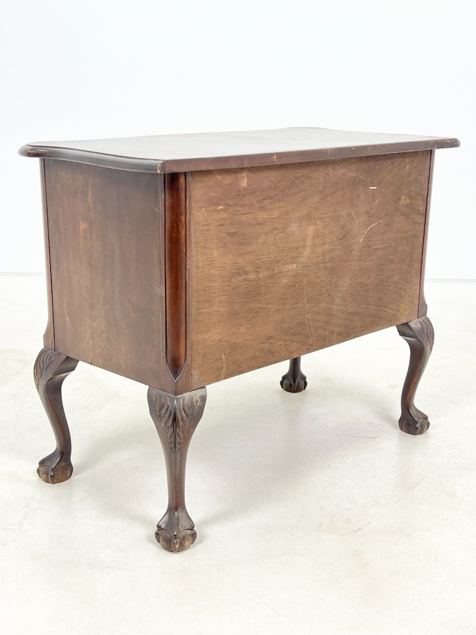 HK1131-komodos-9 Barokinio stiliaus riešutmedžio komoda su trejais stalčiais 45x87x69 cm