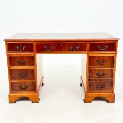 Raudonmedžio rašomasis stalas su odiniu stalviršiumi 61x122x75 cm