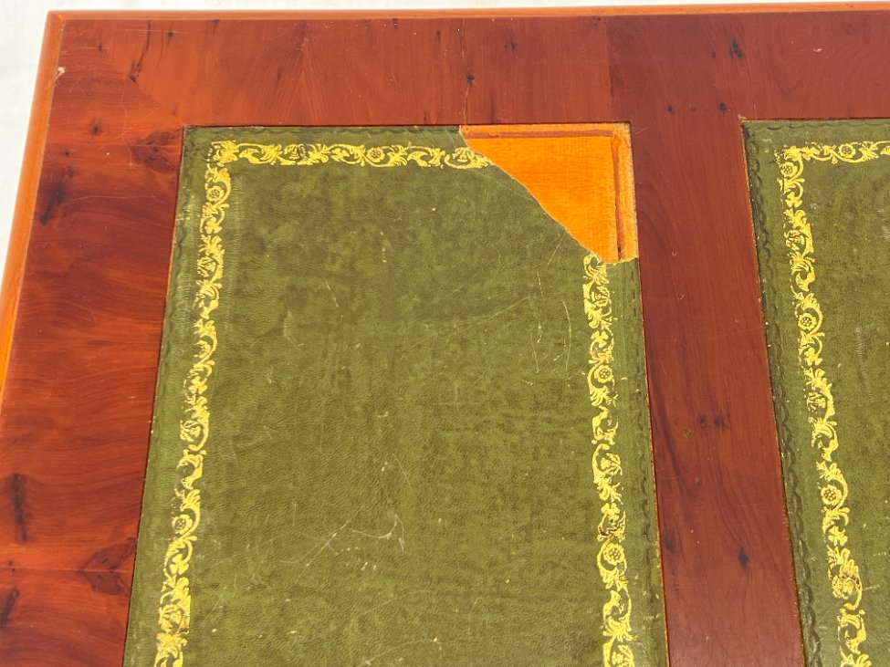 HK1140-stalai-10 Raudonmedžio rašomasis stalas su odiniu stalviršiumi 61x122x75 cm