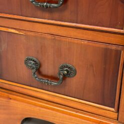 Raudonmedžio rašomasis stalas su odiniu stalviršiumi 61x122x75 cm