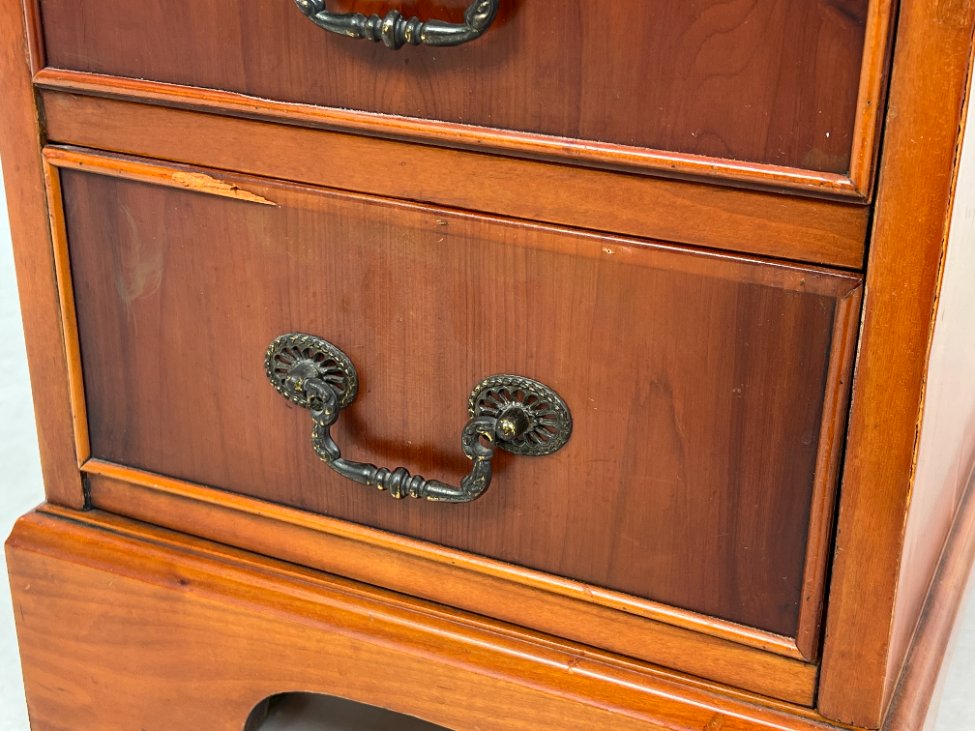 HK1140-stalai-12 Raudonmedžio rašomasis stalas su odiniu stalviršiumi 61x122x75 cm