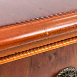 Raudonmedžio rašomasis stalas su odiniu stalviršiumi 61x122x75 cm