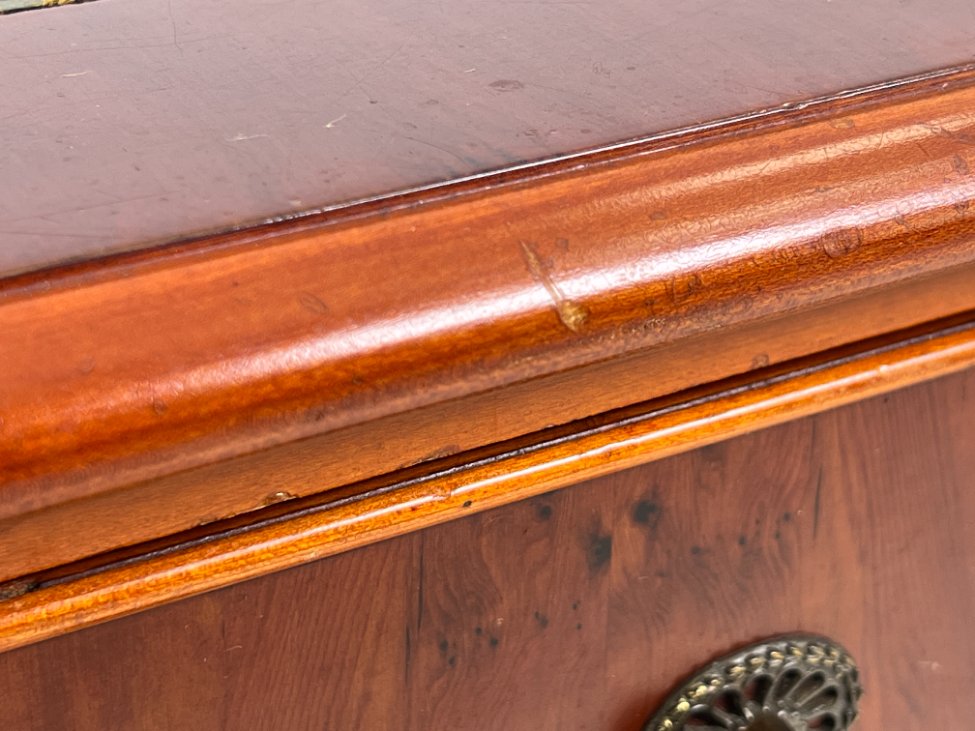 HK1140-stalai-13 Raudonmedžio rašomasis stalas su odiniu stalviršiumi 61x122x75 cm