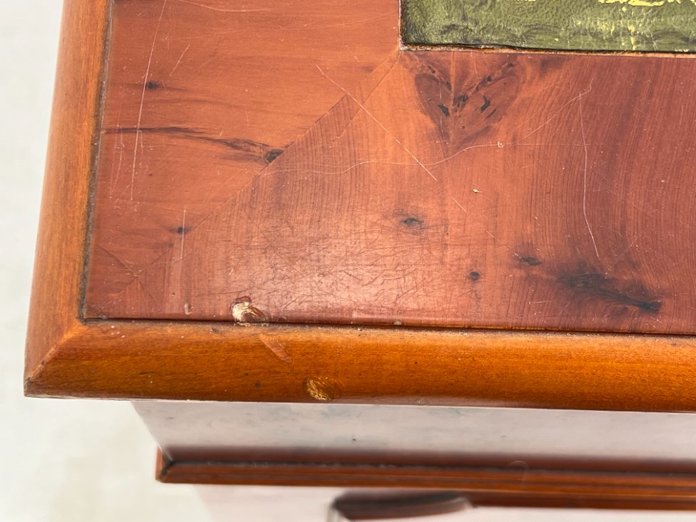 HK1140-stalai-15 Raudonmedžio rašomasis stalas su odiniu stalviršiumi 61x122x75 cm