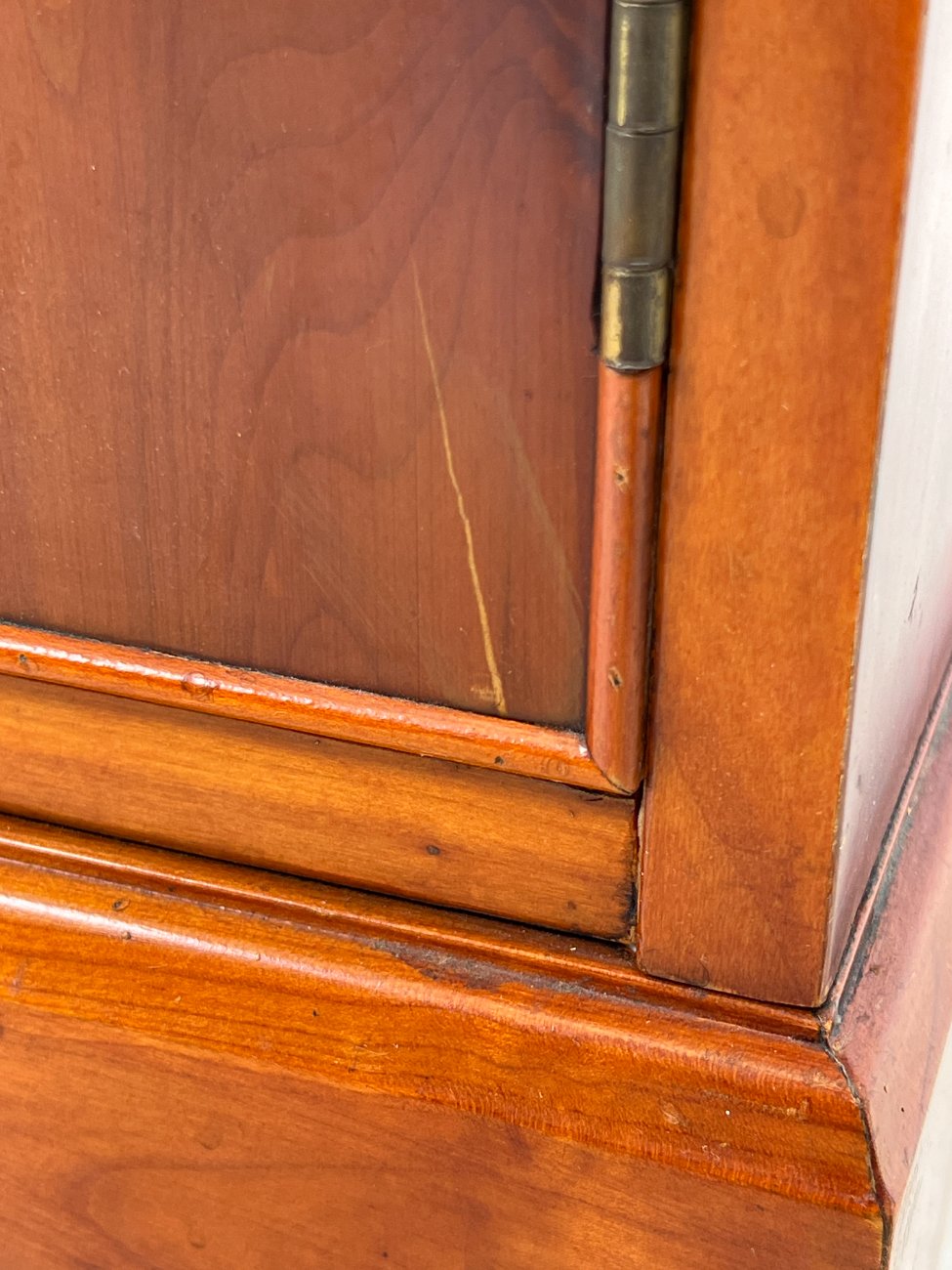 HK1140-stalai-16 Raudonmedžio rašomasis stalas su odiniu stalviršiumi 61x122x75 cm