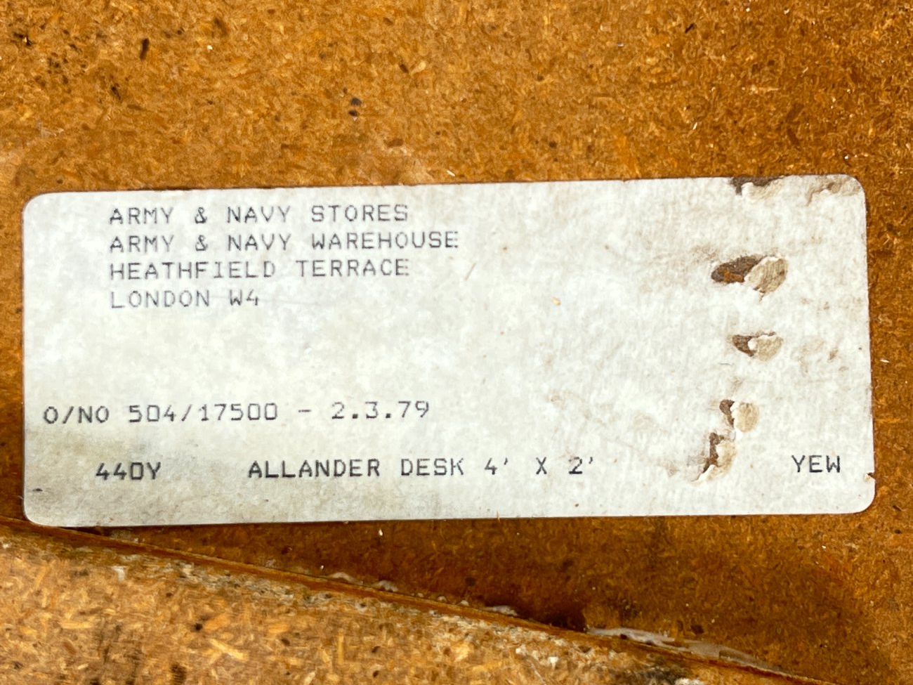 HK1140-stalai-18 Raudonmedžio rašomasis stalas su odiniu stalviršiumi 61x122x75 cm