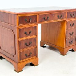 Raudonmedžio rašomasis stalas su odiniu stalviršiumi 61x122x75 cm