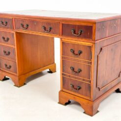 Raudonmedžio rašomasis stalas su odiniu stalviršiumi 61x122x75 cm