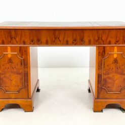 Raudonmedžio rašomasis stalas su odiniu stalviršiumi 61x122x75 cm