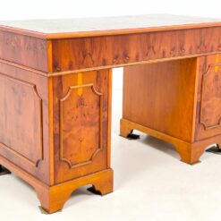 Raudonmedžio rašomasis stalas su odiniu stalviršiumi 61x122x75 cm