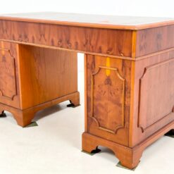 Raudonmedžio rašomasis stalas su odiniu stalviršiumi 61x122x75 cm