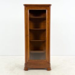 Riešutmedžio, klasikinio stiliaus vitrina 43x69x160 cm