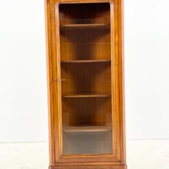 Riešutmedžio, klasikinio stiliaus vitrina 43x69x160 cm