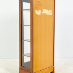 Riešutmedžio, klasikinio stiliaus vitrina 43x69x160 cm