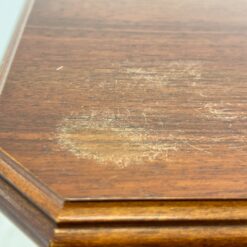 Riešutmedžio, klasikinio stiliaus vitrina 43x69x160 cm