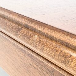 Riešutmedžio, klasikinio stiliaus vitrina 43x69x160 cm