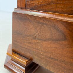 Riešutmedžio, klasikinio stiliaus vitrina 43x69x160 cm