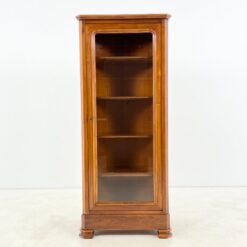 Riešutmedžio, klasikinio stiliaus vitrina 43x69x160 cm