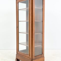 Riešutmedžio, klasikinio stiliaus vitrina 43x69x160 cm