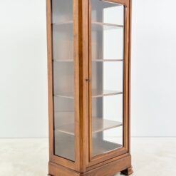 Riešutmedžio, klasikinio stiliaus vitrina 43x69x160 cm