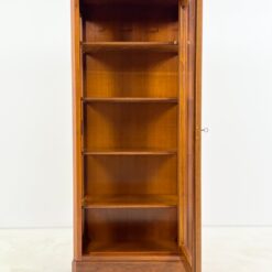 Riešutmedžio, klasikinio stiliaus vitrina 43x69x160 cm