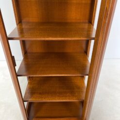 Riešutmedžio, klasikinio stiliaus vitrina 43x69x160 cm