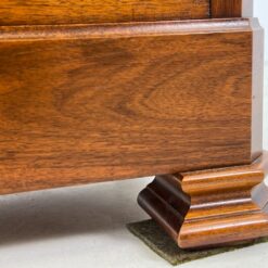 Riešutmedžio, klasikinio stiliaus vitrina 43x69x160 cm