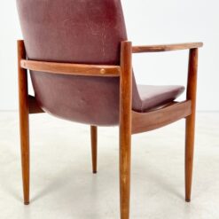 Mid Century krėslas su raudona eko oda 58x61x81 cm, 48 cm