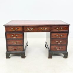 Raudonmedžio rašomasis stalas su odiniu stalviršiumi 75x137x77 cm