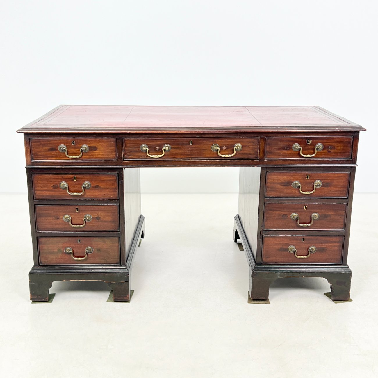 HK1151-stalai-0 Raudonmedžio rašomasis stalas su odiniu stalviršiumi 75x137x77 cm