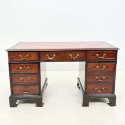 Raudonmedžio rašomasis stalas su odiniu stalviršiumi 75x137x77 cm