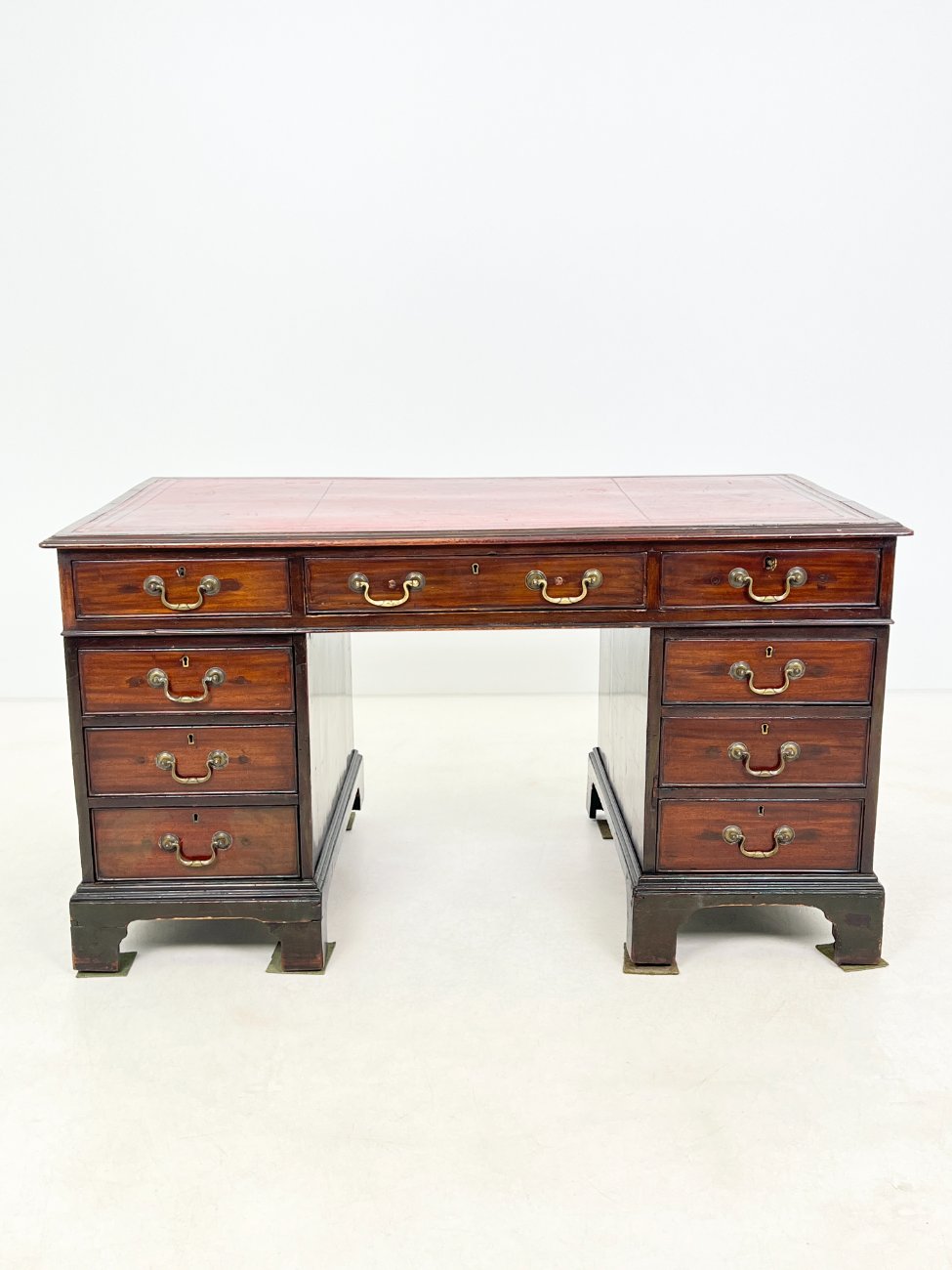 HK1151-stalai-1 Raudonmedžio rašomasis stalas su odiniu stalviršiumi 75x137x77 cm