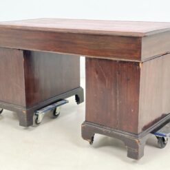 Raudonmedžio rašomasis stalas su odiniu stalviršiumi 75x137x77 cm