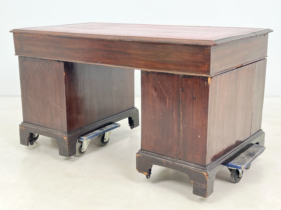 HK1151-stalai-10 Raudonmedžio rašomasis stalas su odiniu stalviršiumi 75x137x77 cm