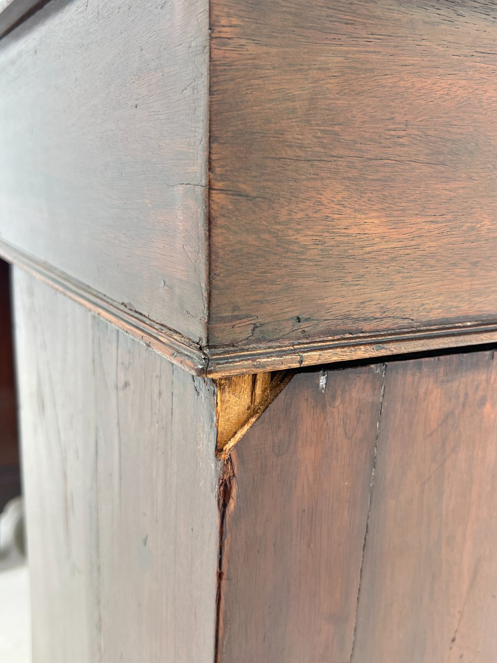 HK1151-stalai-11 Raudonmedžio rašomasis stalas su odiniu stalviršiumi 75x137x77 cm