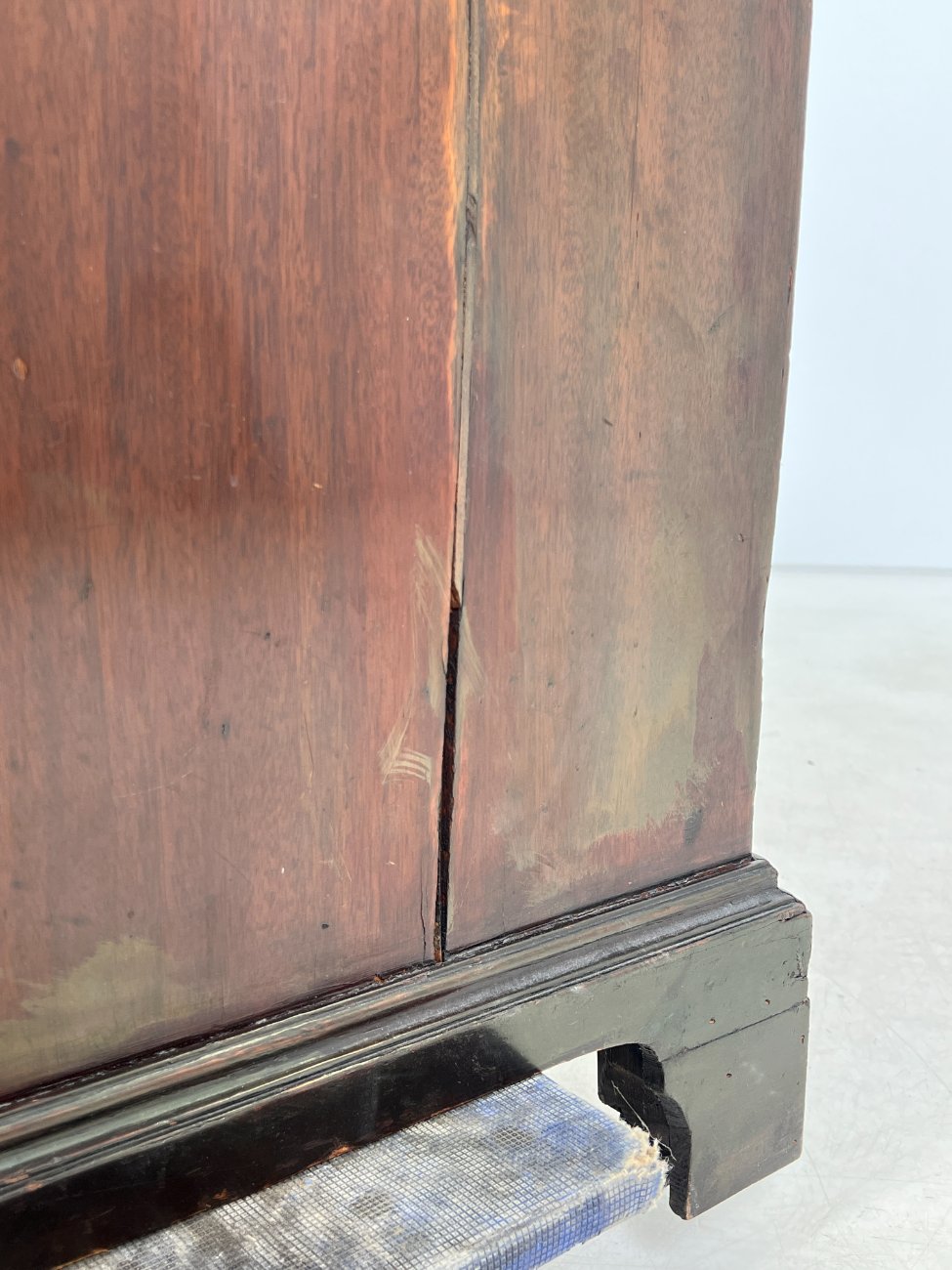 HK1151-stalai-13 Raudonmedžio rašomasis stalas su odiniu stalviršiumi 75x137x77 cm