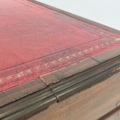 Raudonmedžio rašomasis stalas su odiniu stalviršiumi 75x137x77 cm