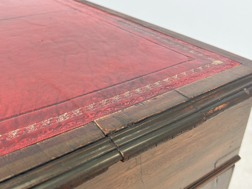 HK1151-stalai-14 Raudonmedžio rašomasis stalas su odiniu stalviršiumi 75x137x77 cm