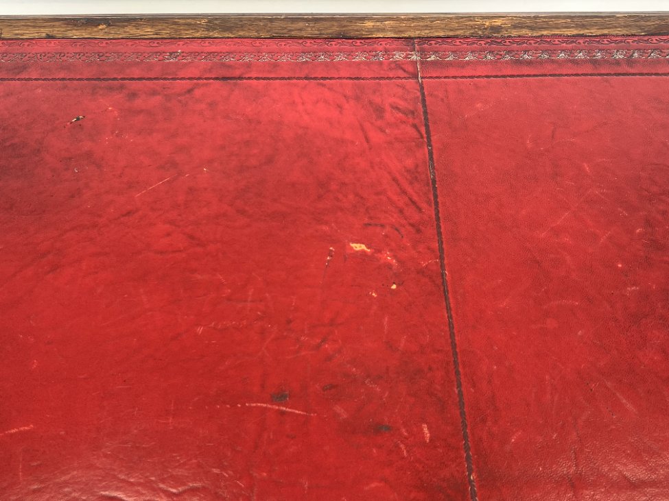 HK1151-stalai-15 Raudonmedžio rašomasis stalas su odiniu stalviršiumi 75x137x77 cm