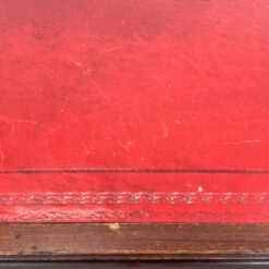 Raudonmedžio rašomasis stalas su odiniu stalviršiumi 75x137x77 cm