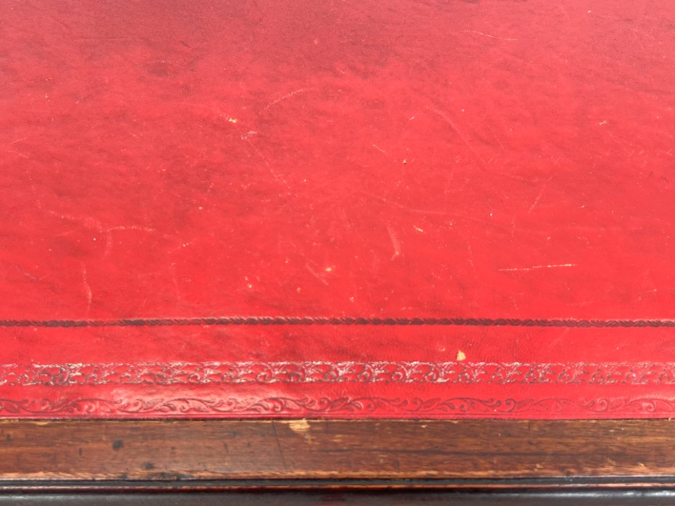 HK1151-stalai-16 Raudonmedžio rašomasis stalas su odiniu stalviršiumi 75x137x77 cm