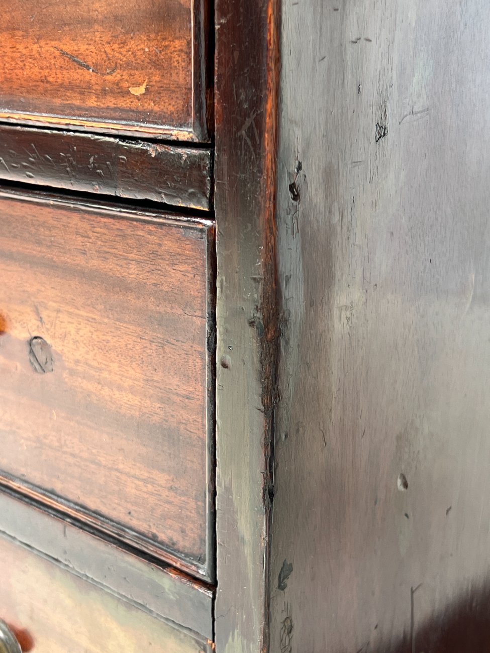 HK1151-stalai-17 Raudonmedžio rašomasis stalas su odiniu stalviršiumi 75x137x77 cm