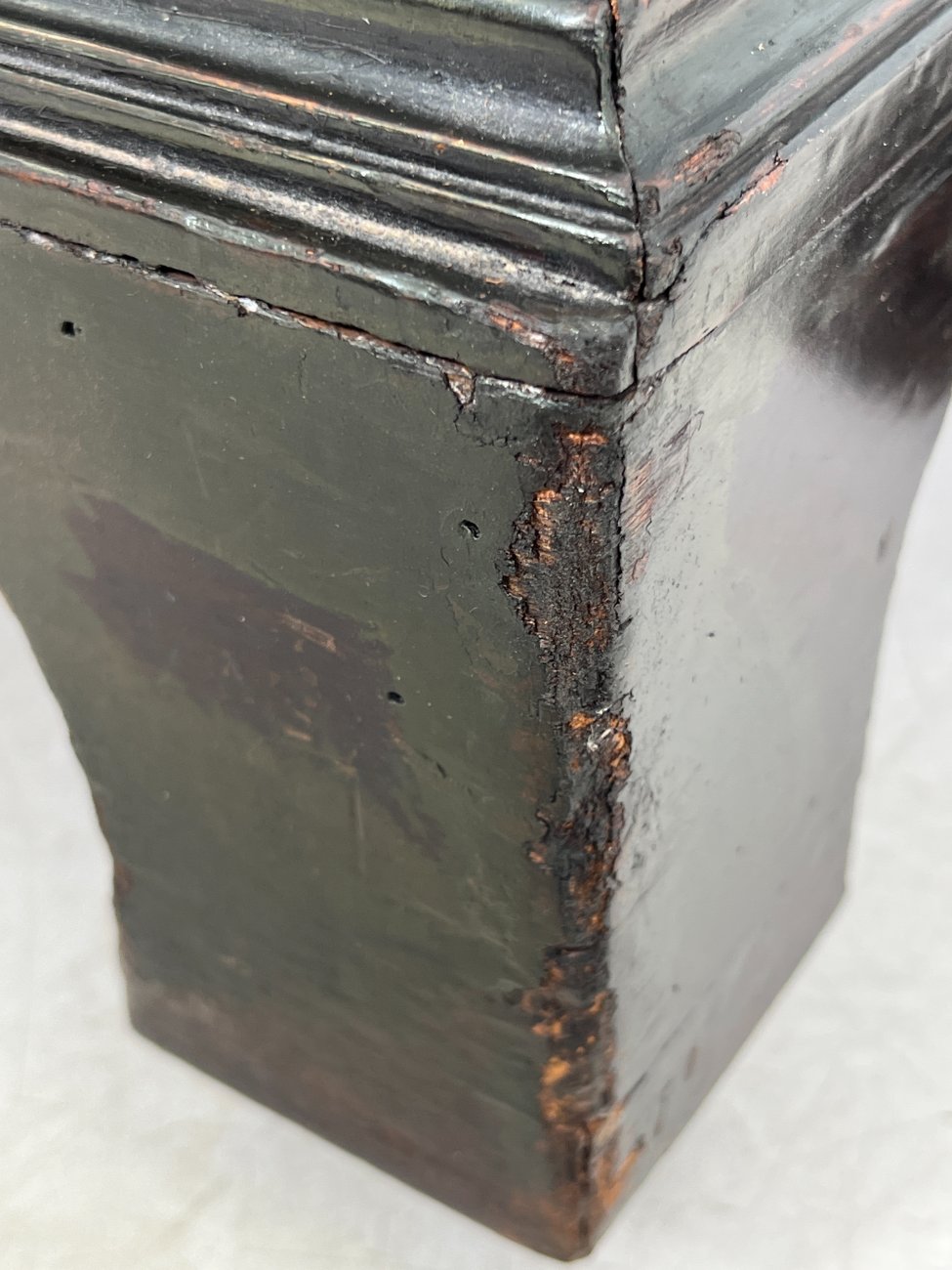 HK1151-stalai-18 Raudonmedžio rašomasis stalas su odiniu stalviršiumi 75x137x77 cm