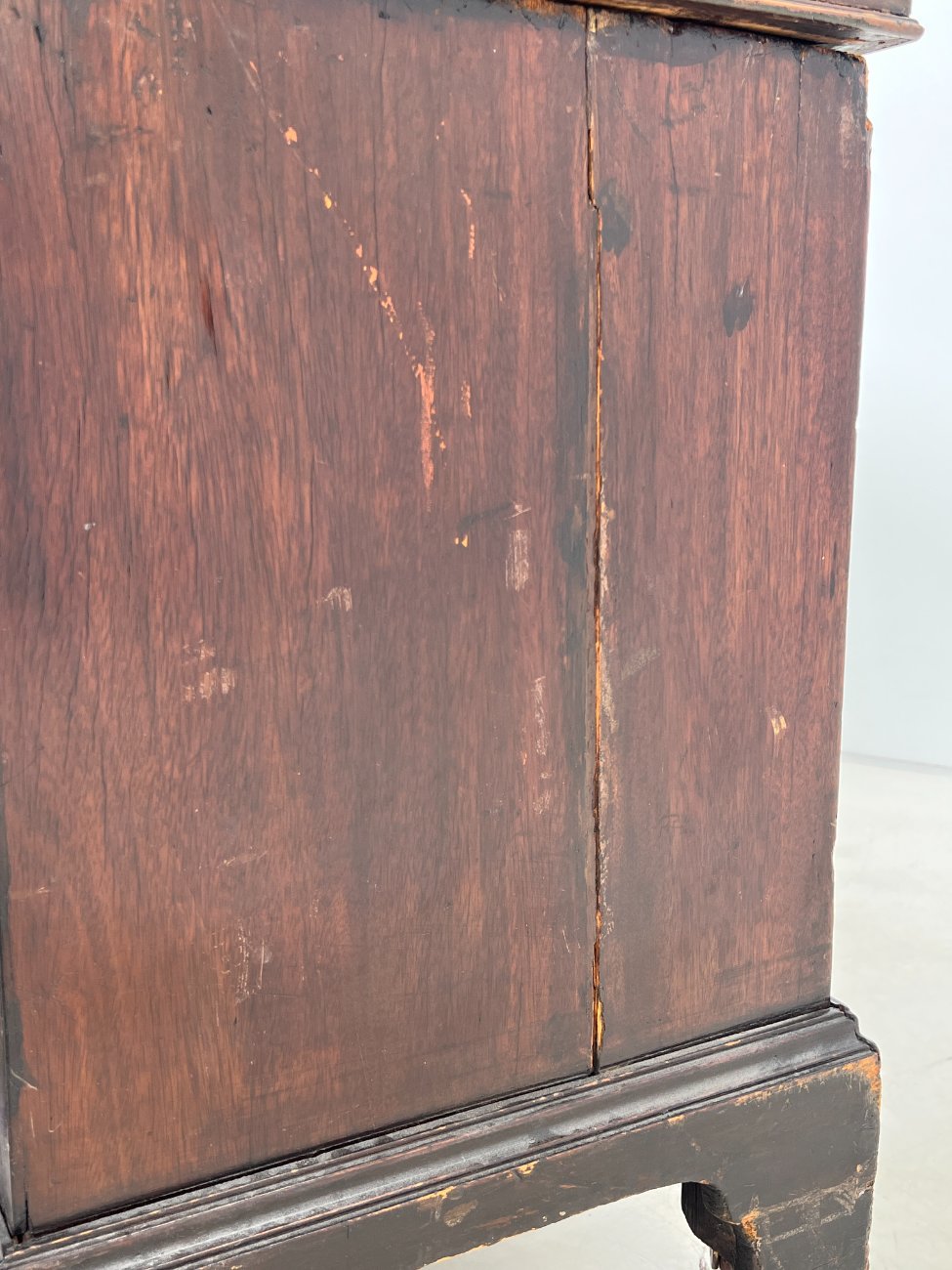 HK1151-stalai-19 Raudonmedžio rašomasis stalas su odiniu stalviršiumi 75x137x77 cm