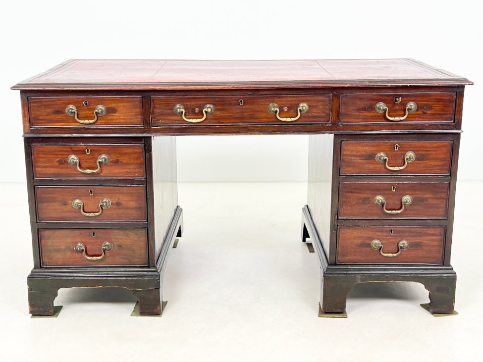 HK1151-stalai-2 Raudonmedžio rašomasis stalas su odiniu stalviršiumi 75x137x77 cm