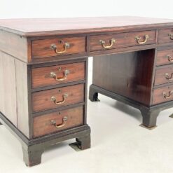 Raudonmedžio rašomasis stalas su odiniu stalviršiumi 75x137x77 cm